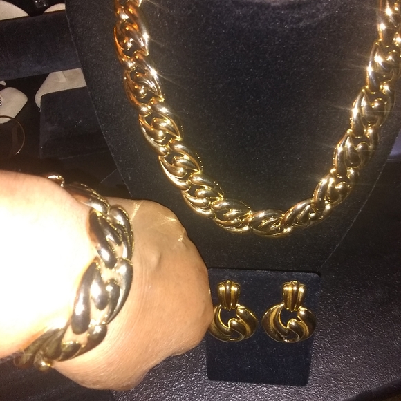 ELEGANT!/ 3PC GOLDENTONE NECKLACE SET ❤️ - Picture 5 of 10